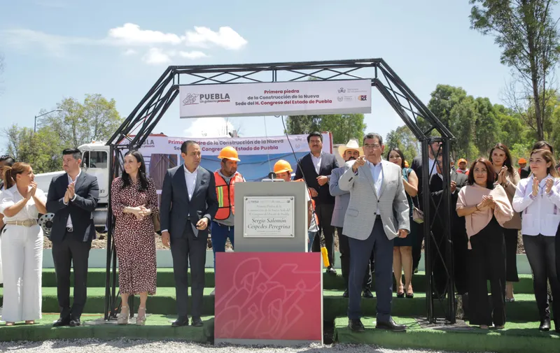 Colocan la primera piedra del Congreso