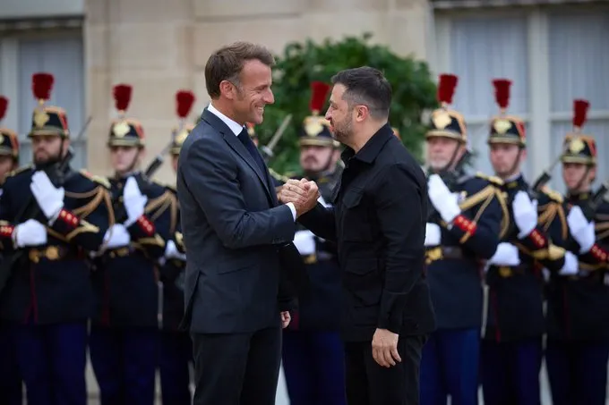 Emmanuel Macron y Volodymyr Zelensky