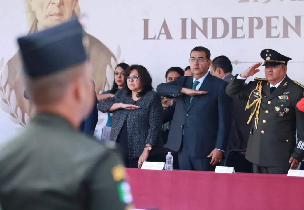 Sergio Salomón encabezó la ceremonia por el 213 Aniversario de la Independencia de  México y el Desfile Cívico Militar