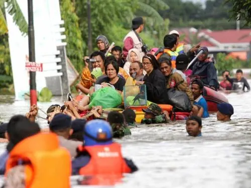Inundaciones en Indonesia dejan 59 muertos y 25 desaparecidos