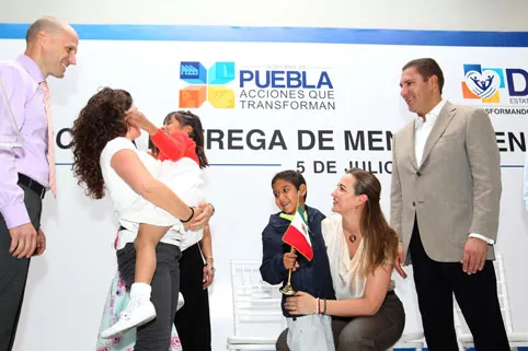 RMV y su esposa entregan a 14 menores en adopción