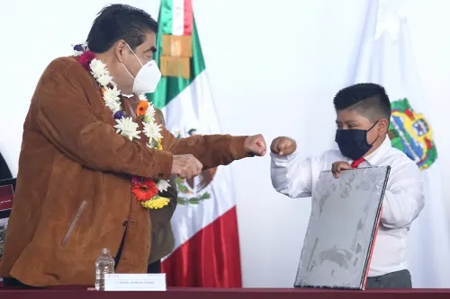 Para los gobiernos Estatal y Federal, la educación es una prioridad: MBH