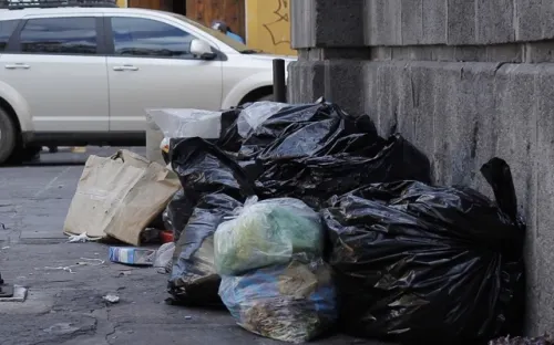¡Por error! Hombre tira a la basura 50 mil pesos