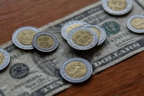 Peso pierde terreno por mayor percepción de riesgo en mercados