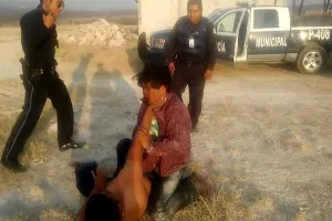 VIDEO: Cachan a municipales al usar como sparring a indigente