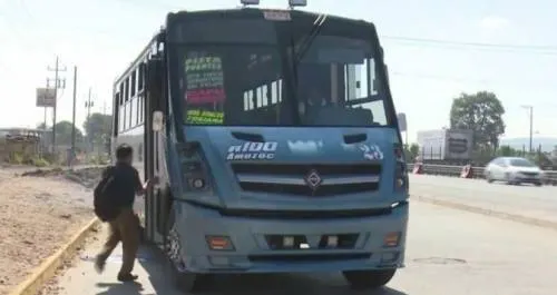 Hombres armados asaltan ruta del transporte Público 100
