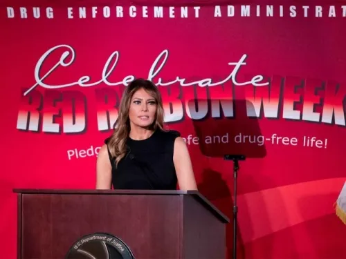 Melania Trump se lanza contra cigarrillos electrónicos y ‘vaps’