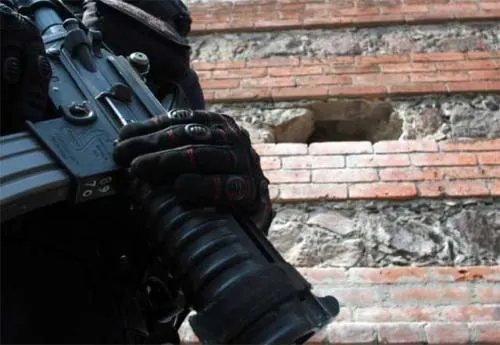 Un herido, saldo de ataque de comando armado a base de la Policía Estatal en Esperanza