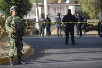 Ingresan a San Miguel policías involucrados en la balacera de Puente México