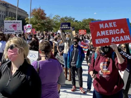 Miles de mujeres salen a manifestarse contra Trump en EU