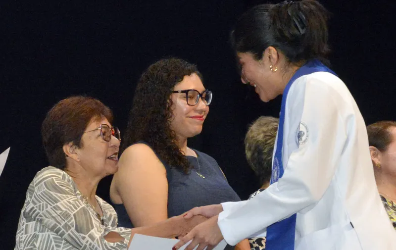 Los médicos nunca deben perder su sensibilidad y sentido humanitario: rectora Lilia Cedillo