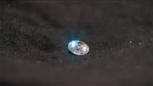 Viejita gana diamante de 5 mil dólares y se lo traga