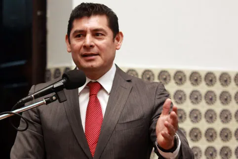 Desbandada no afecta a la estructura de Peña Nieto: Armenta Mier