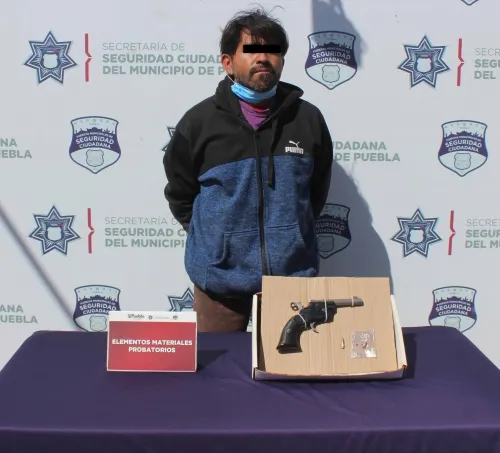 Reportó policía municipal la detención de dos personas con arma de fuego