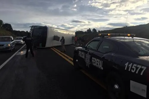 Volcadura de transporte de personal en la zona Audi deja 3 heridos