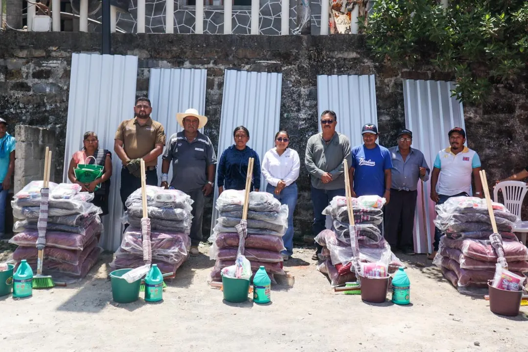 Apoyos a familias afectadas por fuertes vientos en Pantepec