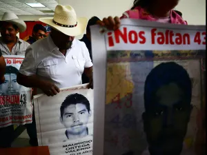 Caravana de padres de los 43 normalistas llega a Monterrey