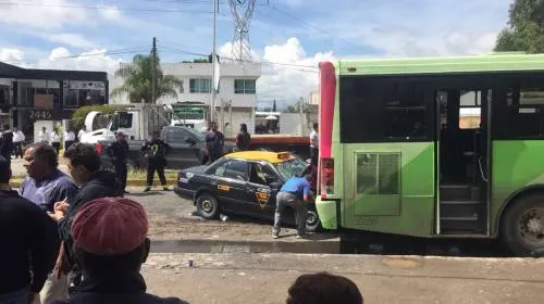Mujer que viajaba en taxi pierde la vida tras choque con camión de transporte público