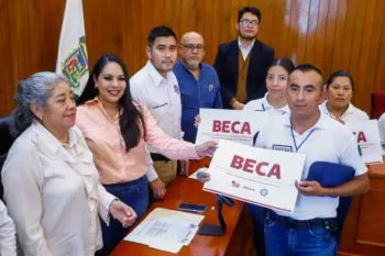 Comprometida con la seguridad y el servicio público, Tonantzin Fernández entrega becas y reconocimientos
