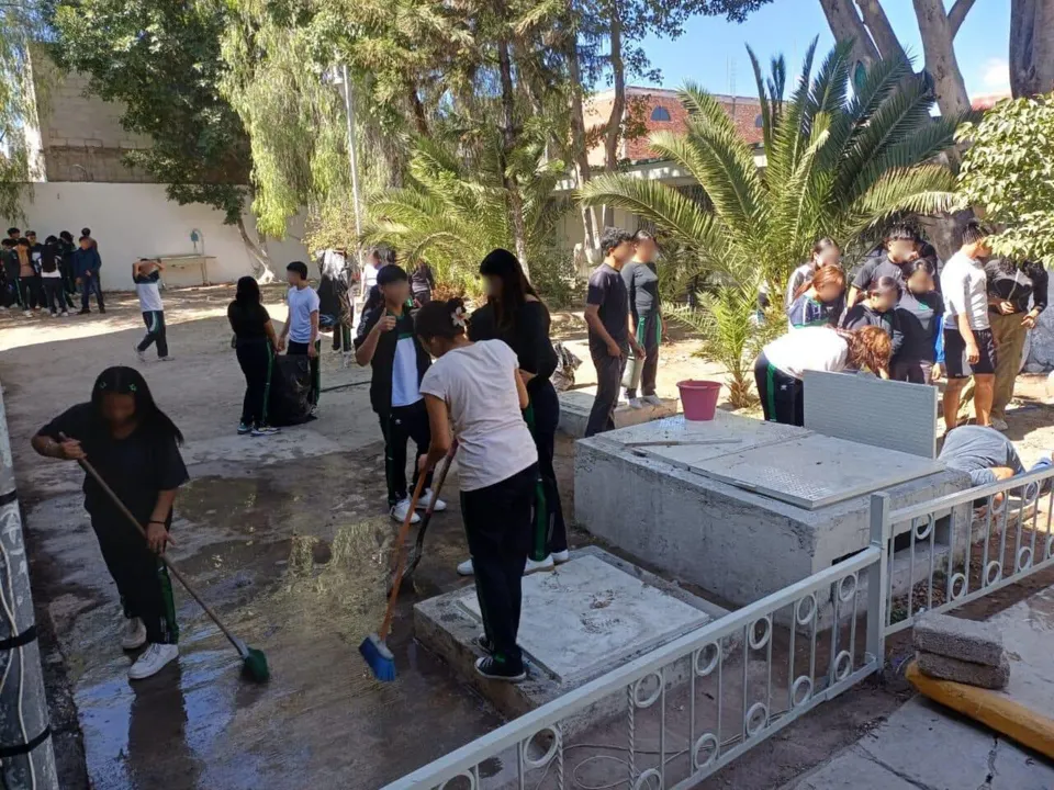 Conalep Tehuacán realiza Faena Comunitaria para mejorar su entorno escolar