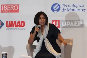 Roxana Luna ofrece reactivar Puebla