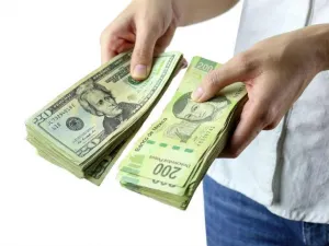 Dólar se vende en 18.78 pesos en el AICM