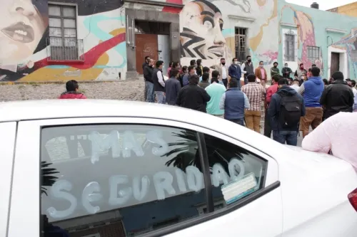 Conductores de diferentes plataformas de servicio ejecutivo se manifiestan en Casa Aguayo