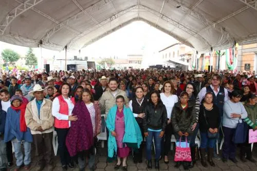 Dinorah López entrega apoyos a las familias de la Sierra Norte