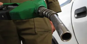 Gasolina bajó pero el martes habrá nuevos precios: Hacienda