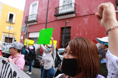 Se manifiestan extrabajadores del Seguro Popular en Casa Aguayo