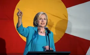 FBI investiga seguridad de emails de Clinton