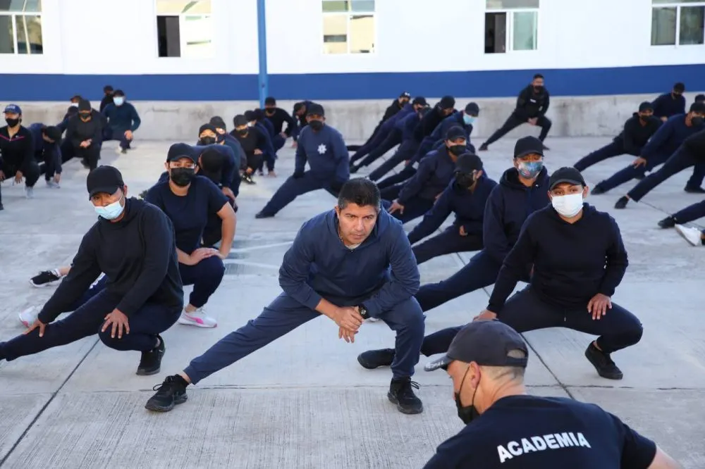 Eduardo Rivera supervisa formación física de cadetes de policía Municipal