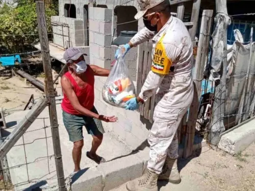 Sedena reparte despensas a población vulnerable ante emergencia sanitaria