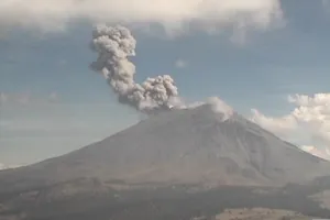 Emite el Popocatépetl fumarola de 3 mil metros