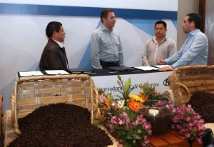Rafael Moreno Valle atestigua firma de convenio de agricultura
