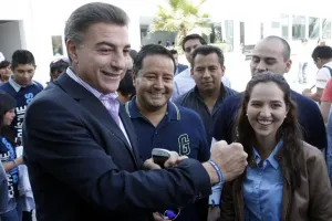 Tony Gali se pasea por el zócalo y por el desfile