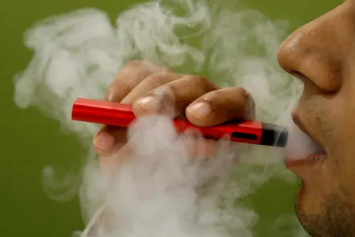 Walmart suspende venta de cigarros electrónicos en Estados Unidos