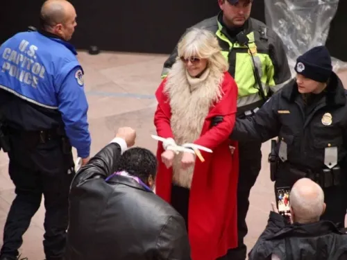 Arrestan por quinta vez a Jane Fonda por protestas en Capitolio