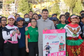 Ayuntamiento de Puebla presenta playera y medalla de la carrera Contigo Mujer 2023
