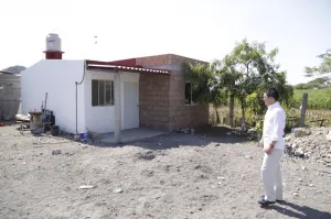 Supervisan construcción de viviendas para migrantes