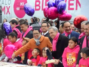 Miguel Ángel Mancera parte Rosca de Reyes en el Zócalo capitalino