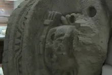 Hallan escultura del dios Huehueteótl en la Pirámide del Sol