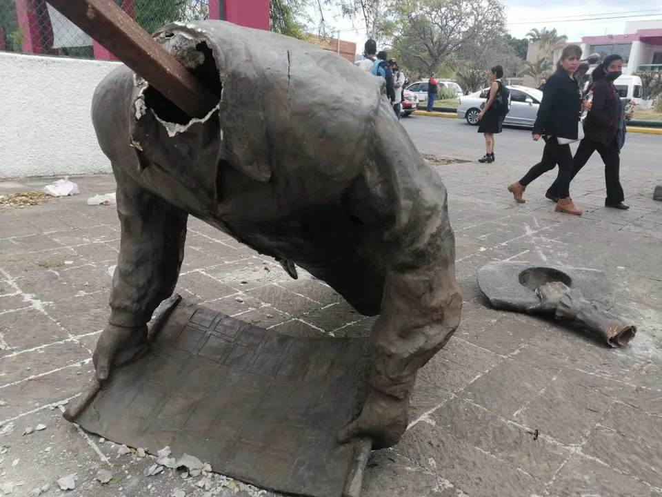 Detienen a 24 indígenas tras derribar monumento en Morelia