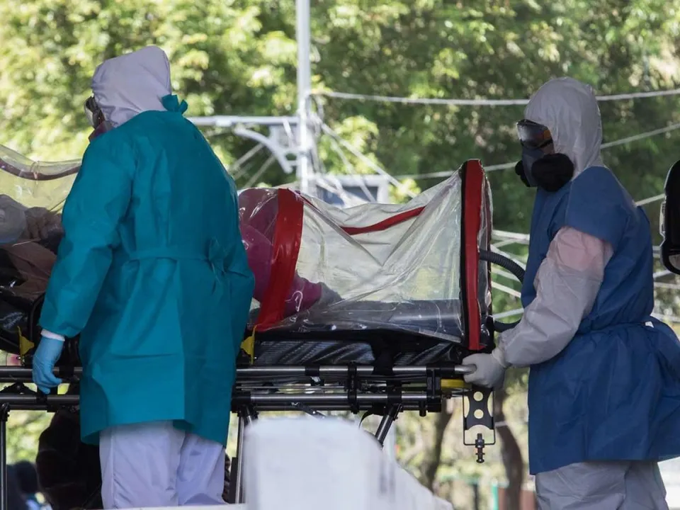 CIUDAD DE MÉXICO, 25ENERO2021.- Autoridades capitalinas informaron que se ha presentado una disminución en hospitalizaciones por Covid-19, también precisaron que la ocupación hospitalaria se mantiene en 89 por ciento, con 689 camas disponibles en hospitalización general y 294 con ventilador.  Ante estas cifras, el gobierno de la ciudad subrayó que es necesario esperar los registros de una semana para evaluar si se trata de una tendencia. En el Hospital de los Venados IMSS continúa recibiendo pacientes con síntomas de SARS-CoV-2, quienes llegan a pie o en ambulancia.
FOTO: MOISÉS PABLO/CUARTOSCURO.COM