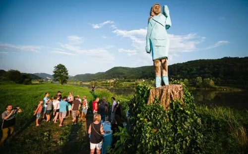 Estatua de Melania Trump desata polémica en Eslovenia