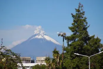 Durante las últimas 24 horas el volcán Popocatépetl registró 101 exhalaciones y 2 explosiones