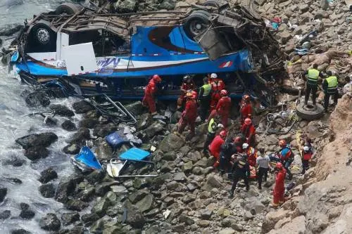 Crece cifra de muertos por caída de autobús en acantilado peruano