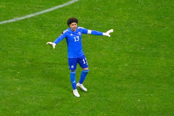 Abuchean a Guillermo Ochoa