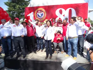 Más de 15 mil trabajadores desfilan con Blanca Alcalá