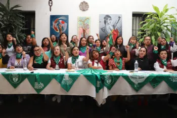 Militantes de Morena en Puebla se pronuncian a favor de la despenalización del aborto